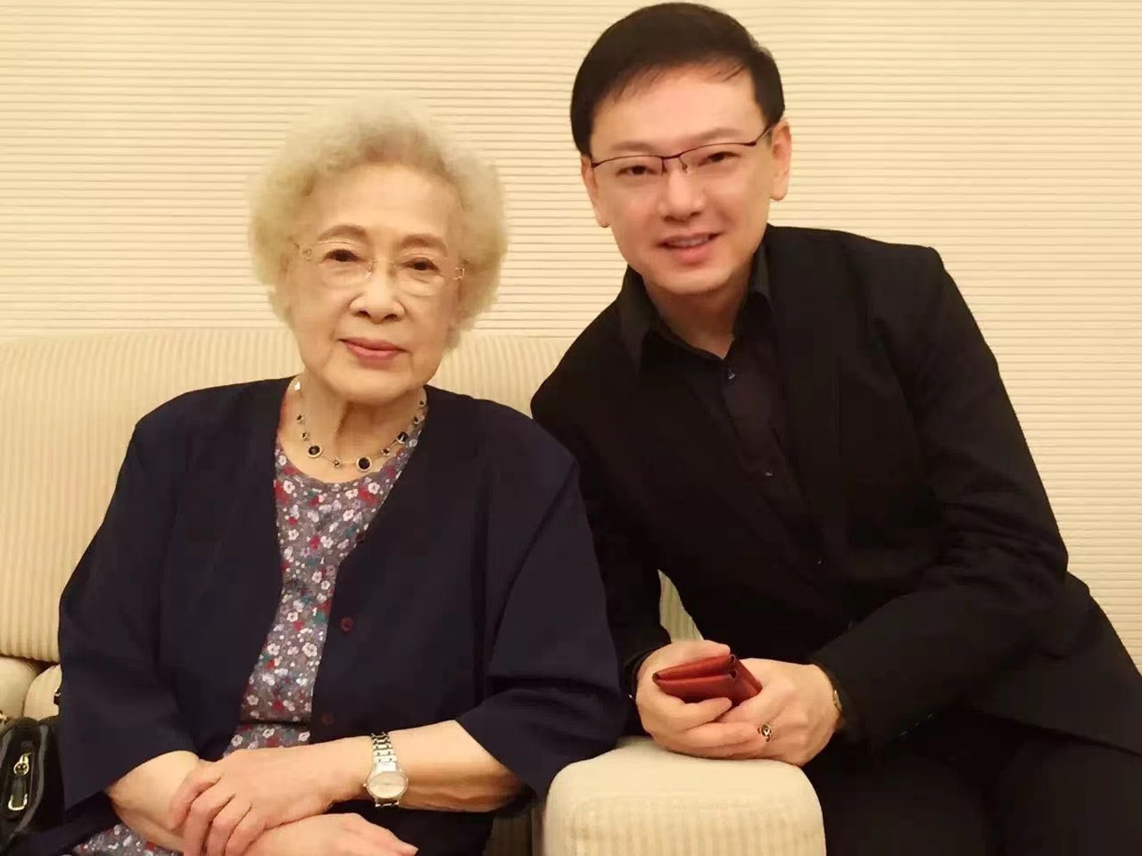 In 2017, in the lounge of the Shanghai Film Museum, Ishikawa (right) took a group photo with Qin Yi