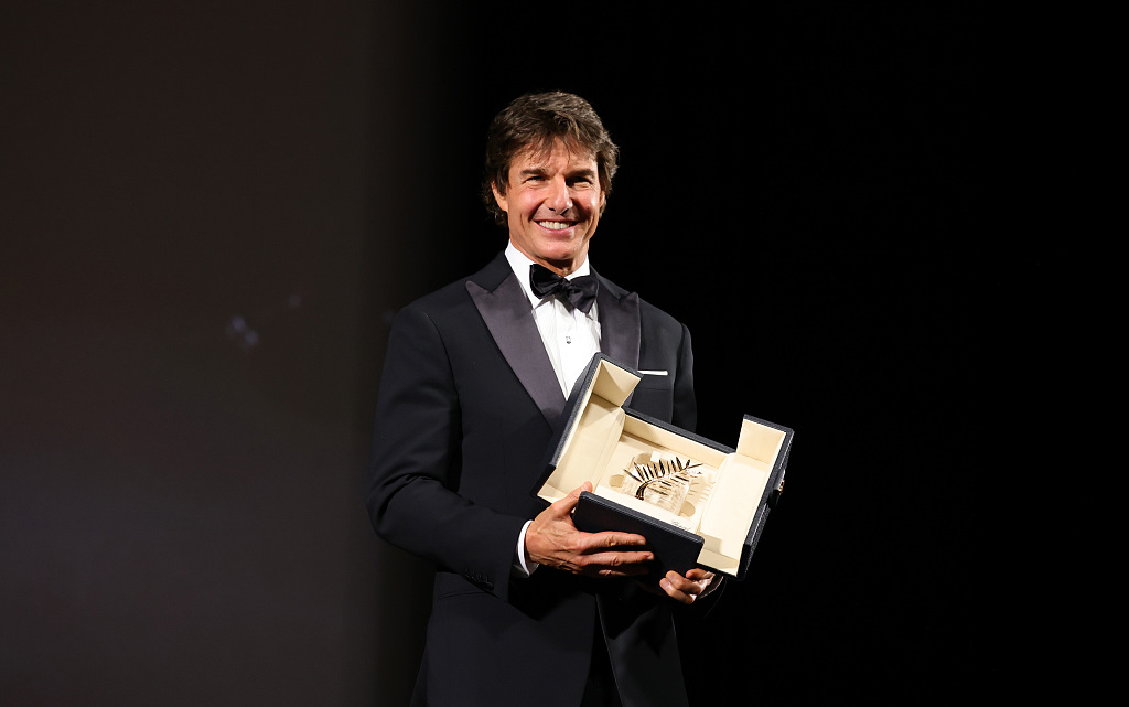 On May 18, 2022, local time, in Cannes, France, Tom Cruise attended the ceremony to receive the Palme d'Or during the 75th Cannes Film Festival in France. Visual China Figure