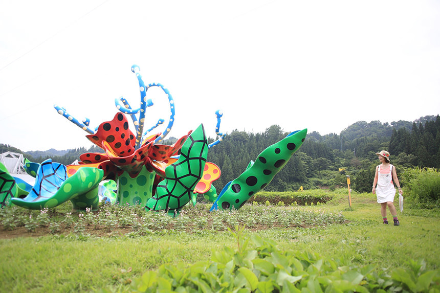 Yayoi Kusama's work "Flower Blossoms Tsumari" near the "Nong Stage"