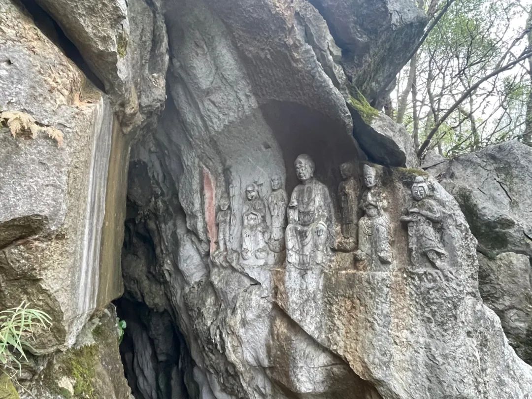 Statues of one Buddha, two disciples, two bodhisattvas, and two heavenly kings on Jiuyao Mountain in Wuyue Kingdom