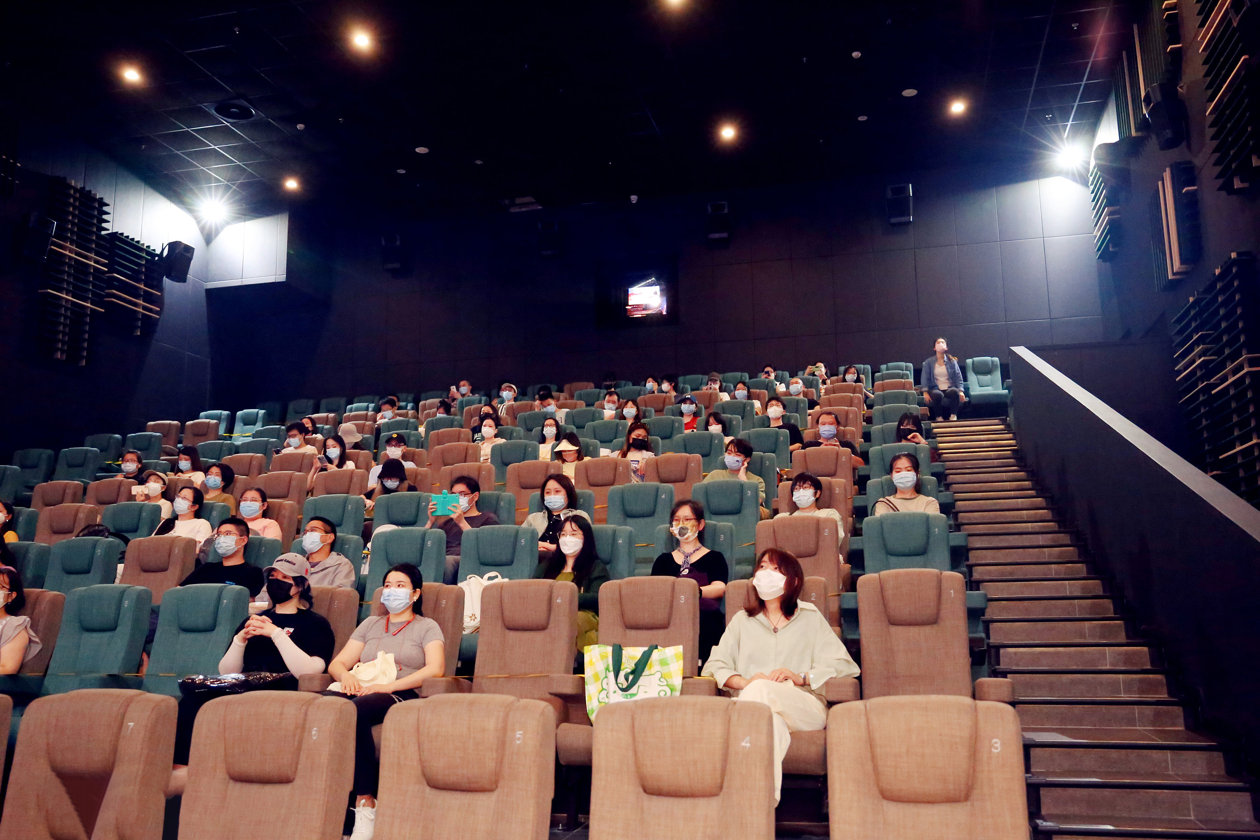 In a movie theater in Shanghai, the audience wore masks and sat at intervals to watch the movie. Visual China Figure