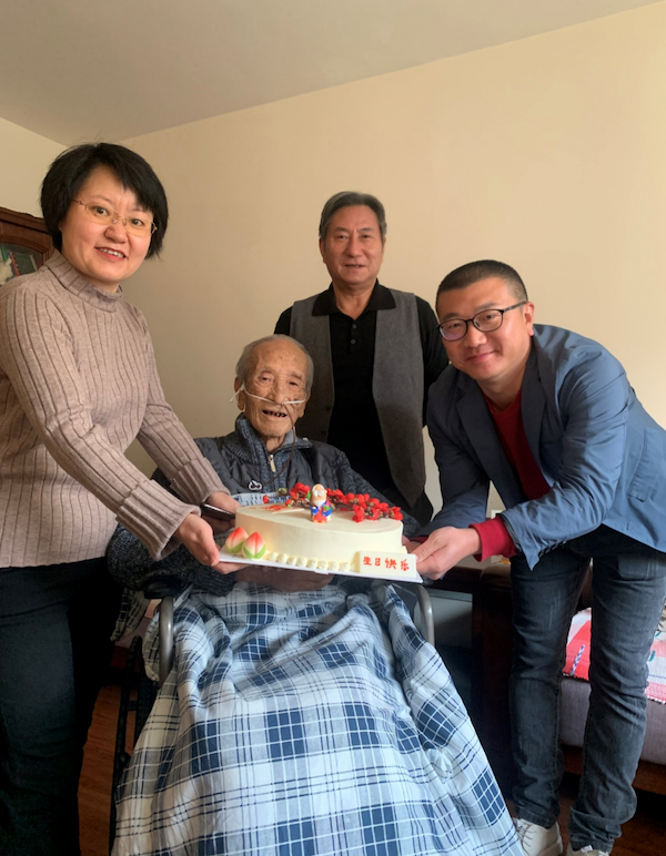 In the autumn of 2021, disciple Dan Qing came to Beijing to celebrate his birthday.