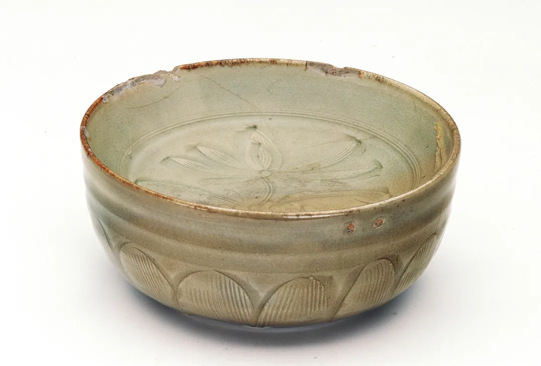 Southern Song Dynasty Longquan kiln celadon and lotus pattern sandwich bowl, collected by Zhejiang Provincial Museum