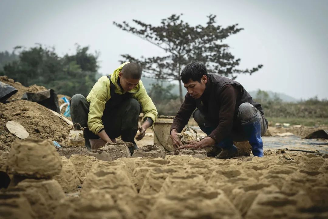 Experimenting at the seaside, Yu Jinying and his father squeeze the base