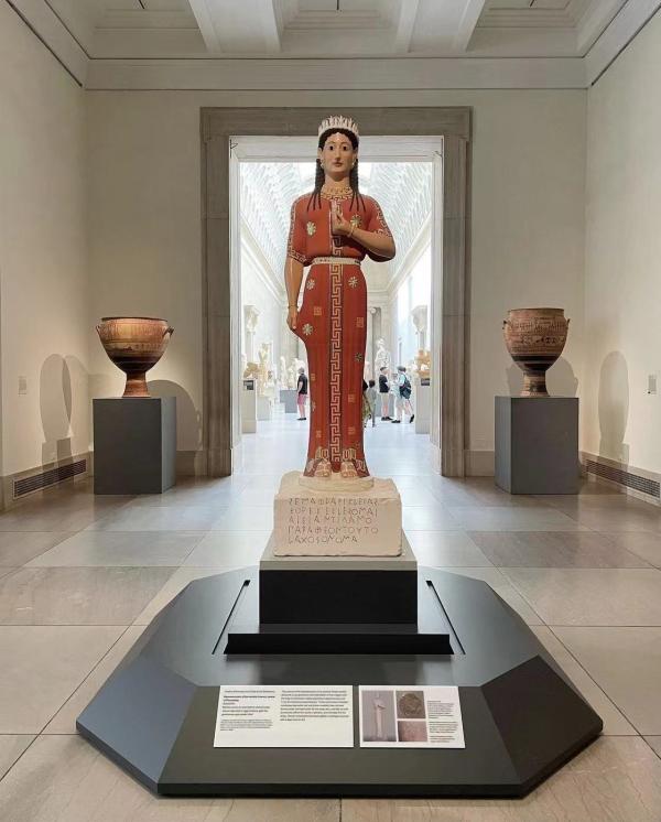 In the exhibition hall of the Metropolitan Museum, the color-reconstructed "Greek Woman" looks out of place among the white marble sculptures.