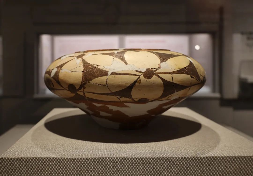 Painted pottery pot with flower pattern, late Neolithic period, unearthed at the Baligang site in Baizhuang Village, Dengzhou, Henan Province in 1996