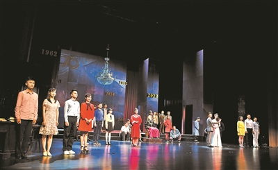 On the evening of June 11, at the Beijing Renyi Caoyu Theater, the actors performed the poem and recited "Salute to the Drama". The pictures in this article are all historical data pictures provided by the Beijing People's Art Theater