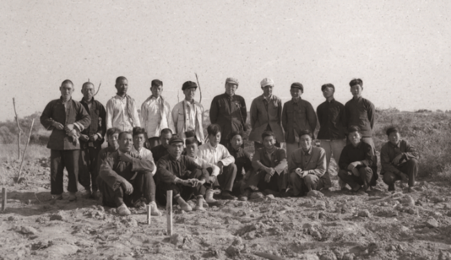 Photo of the start of construction of the Wu'an Guitai excavation area in Handan in 1957 (the fifth from the right in the back row is Mr. Su Bai, and the third from the right is Mr. Zou Heng)