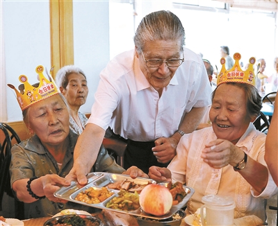 The crew of Renyi's "Jiaziyuan" went to the Xiangshan Senior Citizen's Apartment to experience life, and Lan Lanye delivered meals to the birthday star (taken on July 9, 2012)