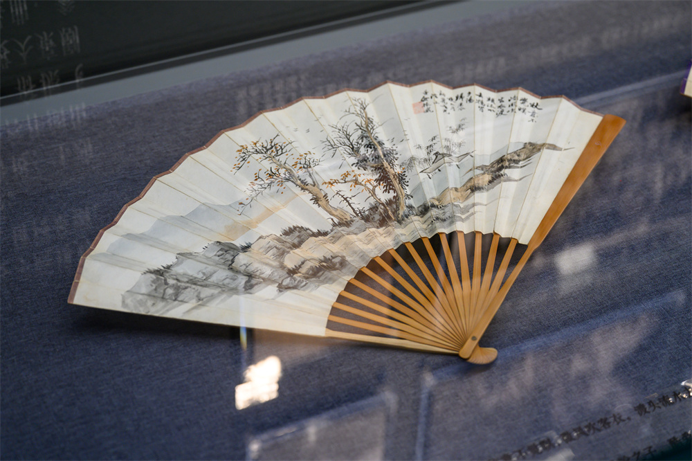 The fan basket painted by Yu Zhenfei for Liu Xinwan in 1940