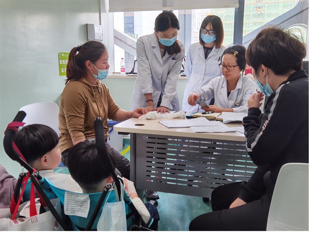 Mao Shanshan, chief physician of the Department of Neurology, Children's Hospital Affiliated to Zhejiang University School of Medicine, is treating a pair of twins with SMA.