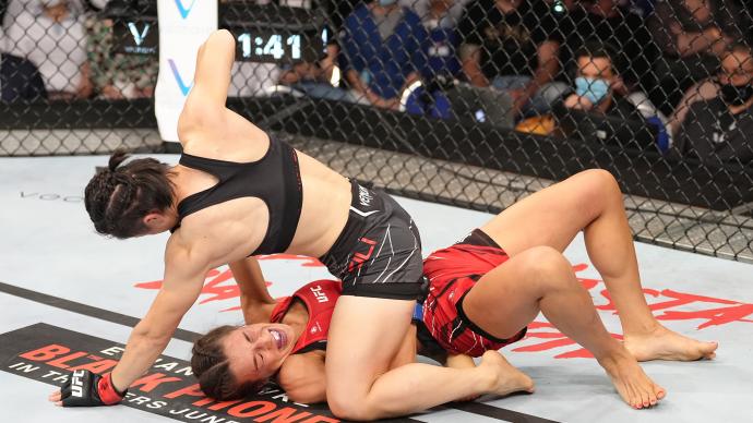 Two rounds KO Joanna, Zhang Weili: We show female power in the octagonal cage!