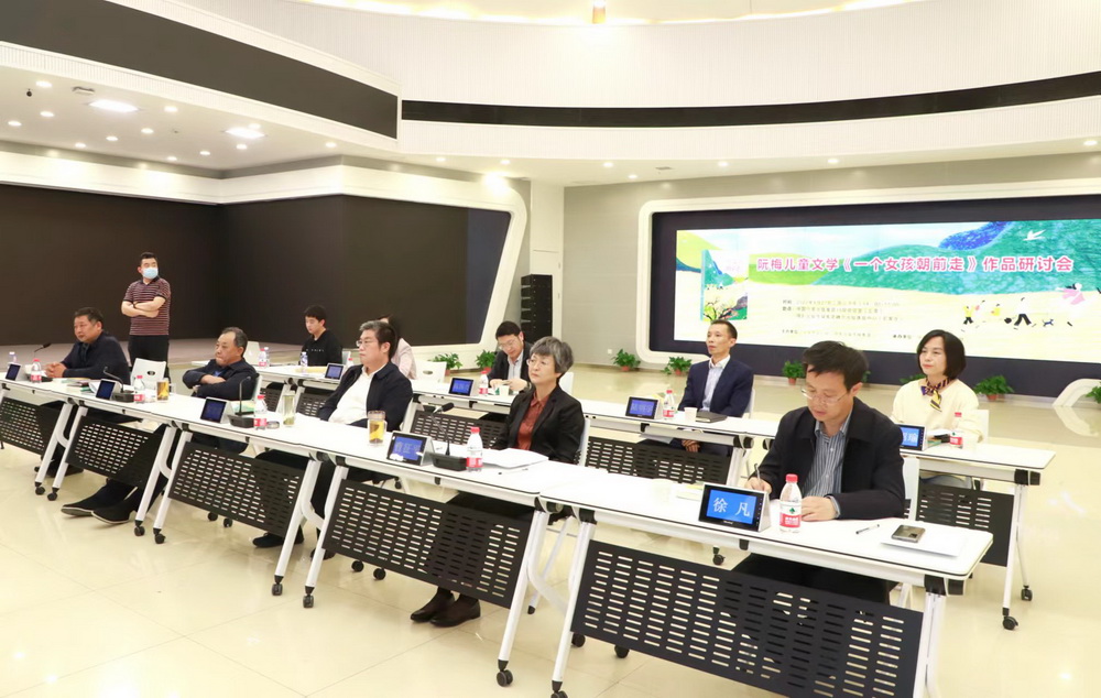 On April 27th, the seminar "A Girl Walks Forward" was held simultaneously in Beijing, Shijiazhuang, Hebei, and Yueyang, Hunan by a combination of online and offline methods.