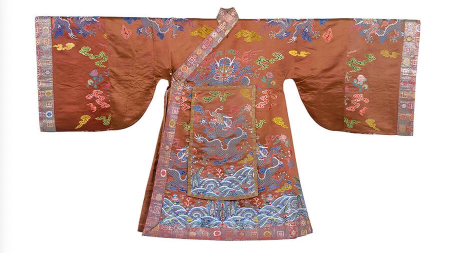 Satin dragon robe with red cloud pattern, the second Shang Dynasty (18th-19th century), collection of Naha City History Museum, Okinawa, national treasure; dress for important national ceremonies (winter coat), using the brocade given to Ryukyu by the emperor of the Qing Dynasty, The wide sleeves retain the tradition of Ming Dynasty dresses, and the drop collar is the style of Ryukyu dress.