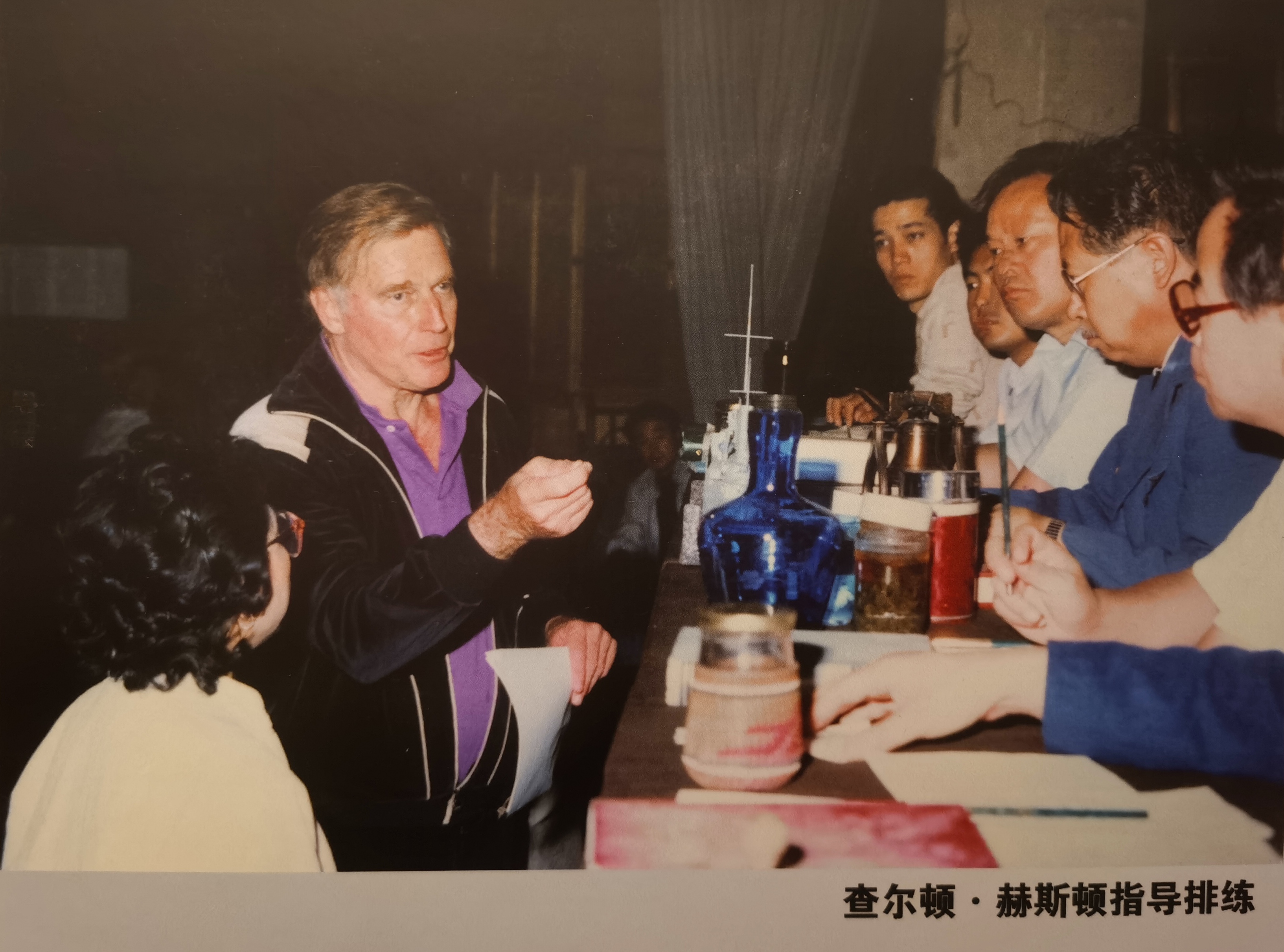 Charlton Heston directed the rehearsal of "Mutiny", a rehearsal from the Beijing People's Art Information Exhibition Board Photo by The Paper reporter Wang Zhen