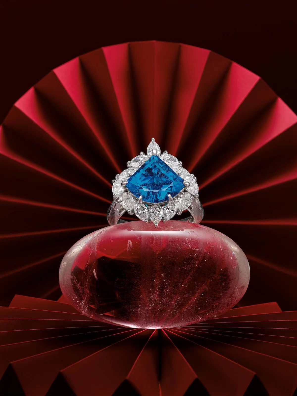 At the Bonhams "Hong Kong Jewelry and Jadeite" auction held on June 22, a huge 5.09-carat natural Brazilian Paraíba tourmaline and diamond ring that is hard to find in the market fetched a high price of HK$2.964 million.