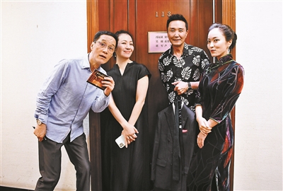 The backstage of the live rehearsal of the 68th Anniversary Celebration Theater of Beijing Renyi, Feng Yuanzheng, Lu Fang, Wu Gang, and Zhang Pei "performed" for a group photo