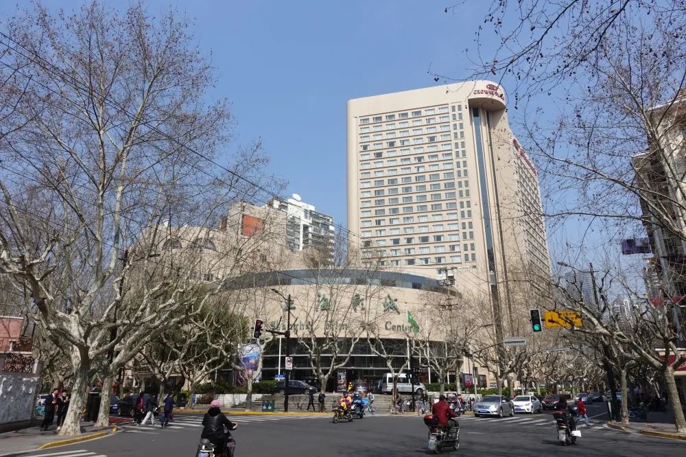 Shanghai Cinema was built on the Changning Wooden Box Factory plot. Photography by Yao Zhikang