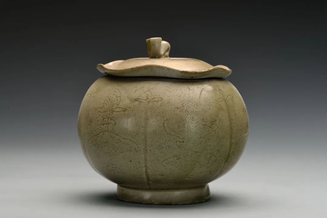 Five Dynasties Yue kiln celadon jar with mandarin duck pattern lotus leaf lid collected by Zhejiang Provincial Museum