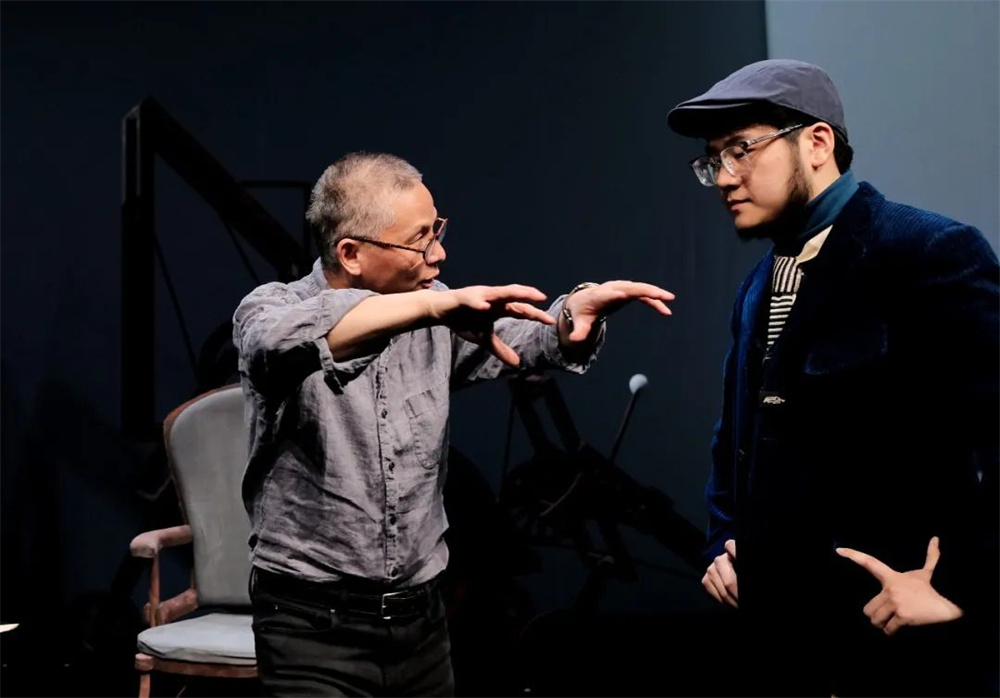 "Doctor Conock" rehearsal photo, Yi Liming (left) speaking for the actors.