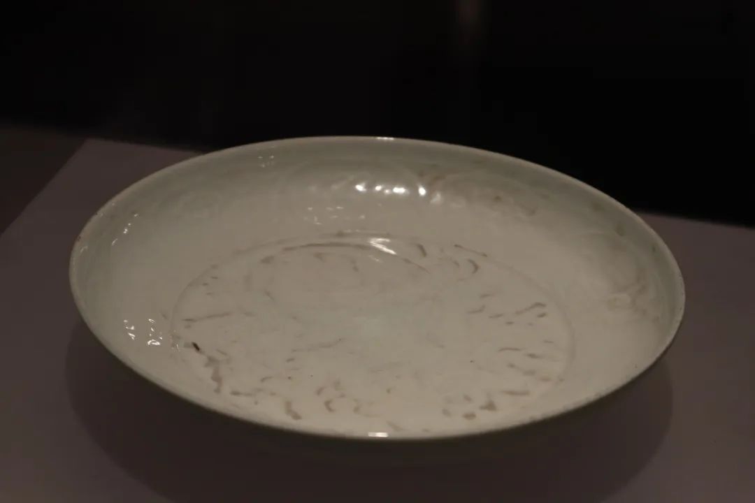 Egg white glaze print "Taixi" inscription plate, late Yuan Dynasty