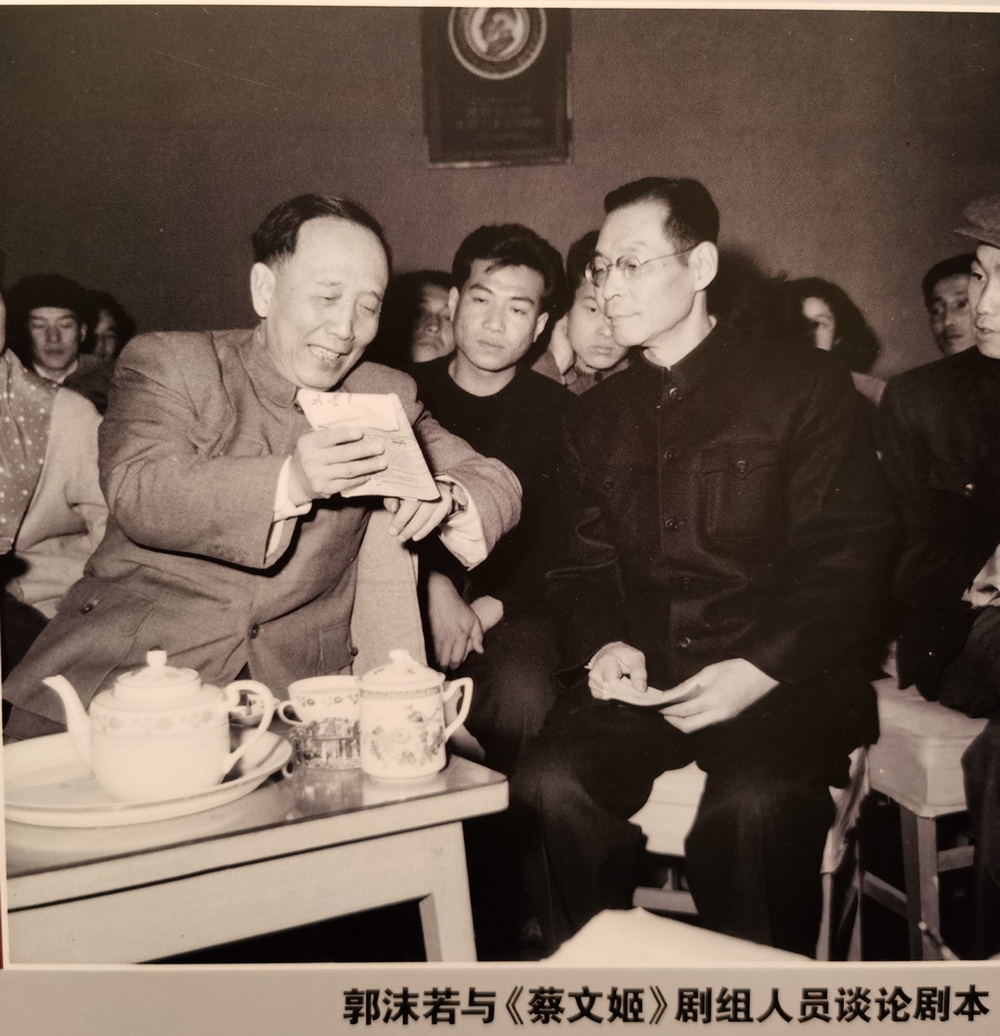 Screenwriter Guo Moruo (front left) talks about the script with the crew of "Cai Wenji", next to him is the director Jiao Juyin (front right)
