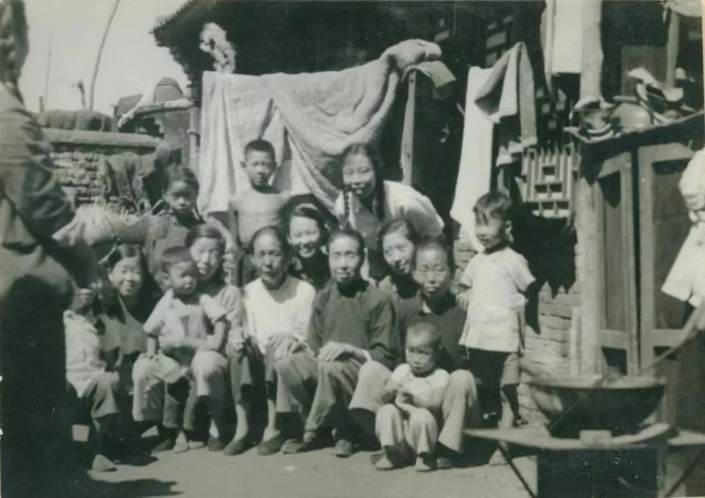 In the 1950s, the crew of Beijing Renyi's "Longxugou" went to Longxugou, Nancheng, Beijing to experience life