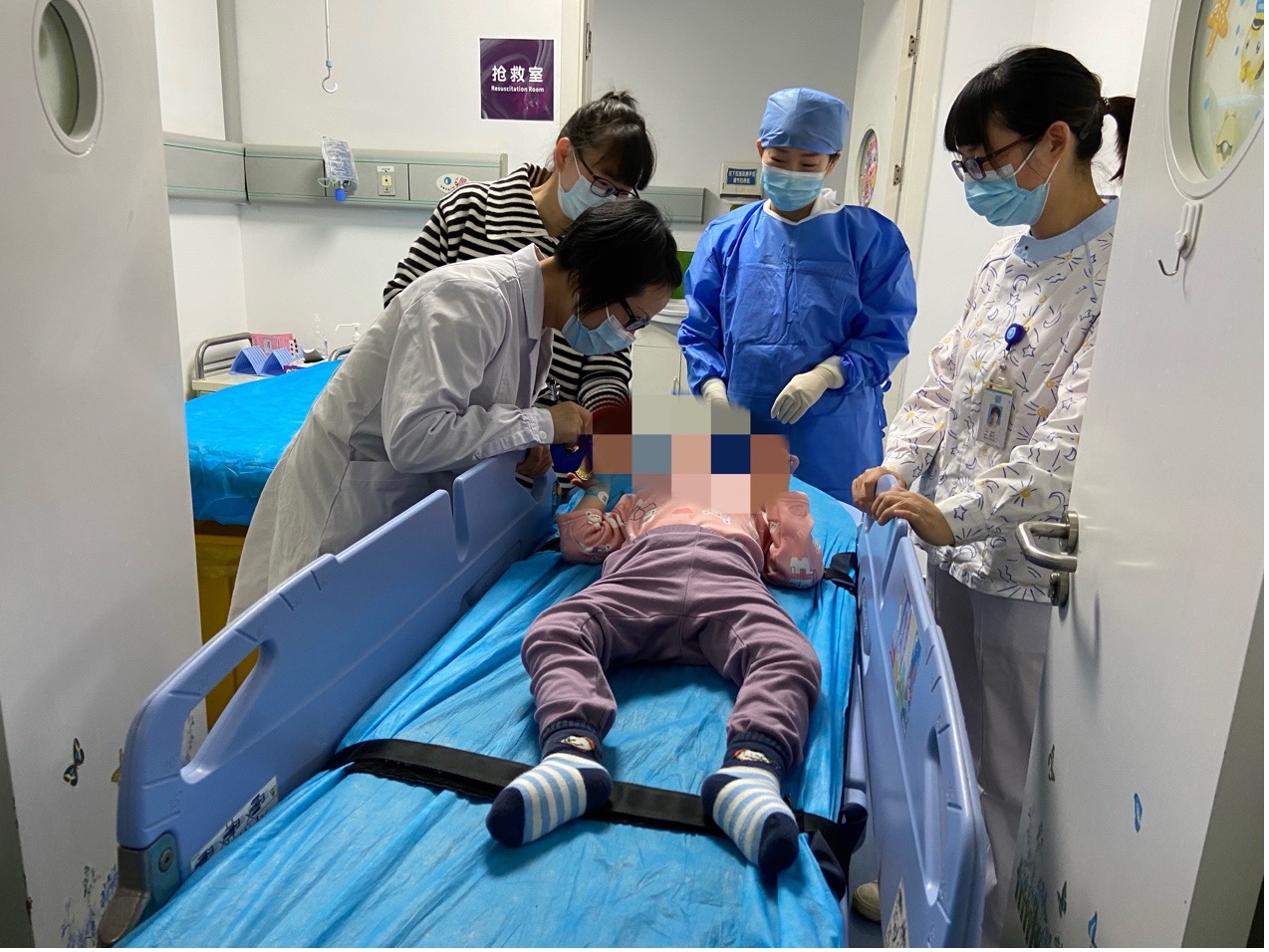 On January 1, 2022, SMA patient Xinxin completed the injection, and the team of Mao Shanshan from the Children's Hospital Affiliated to Zhejiang University School of Medicine presented the Little Warrior Gold Medal. The Paper reporter He Liping