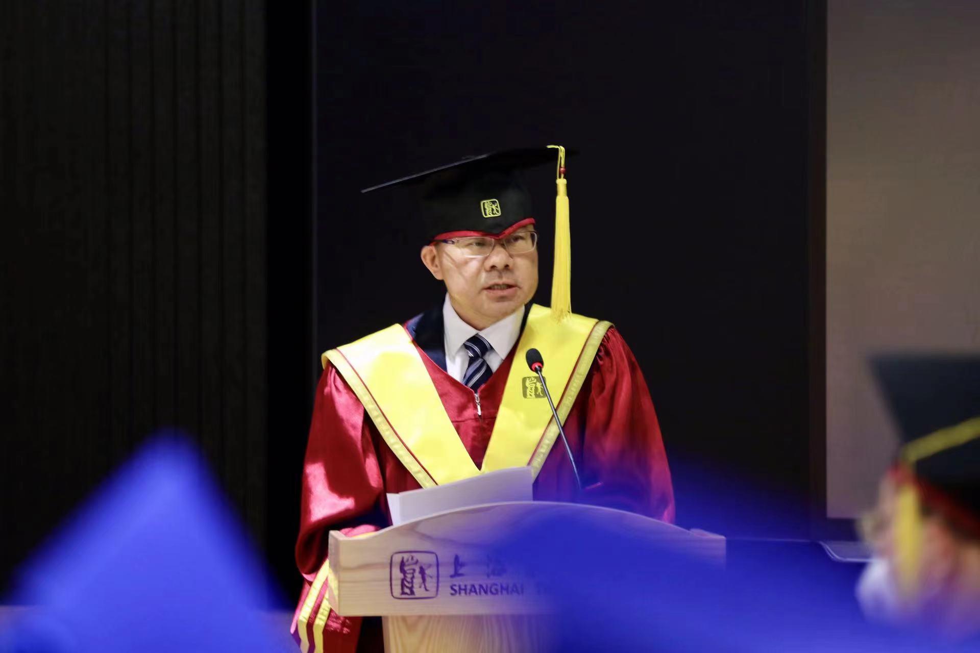 Huang Changyong, President of Shanghai Theater Academy, delivered a speech at the graduation ceremony