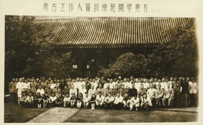 In August 1952, the group photo of the opening ceremony of the first training course reflects the initial establishment of the archaeology major of Peking University. From right in the row: Guo Baojun, Yin Da, Han Shouxuan, Qi Gong, Zhang Zhenglong, Xia Nai, Zheng Tianting, Pei Wenzhong, Zheng Zhenduo, Guo Moruo, Shen Yanbing, Ding Xilin, Tang Lan.