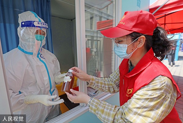 Hangzhou community volunteers made sour plum soup to relieve the summer heat for epidemic prevention workers. People's Vision Illustration