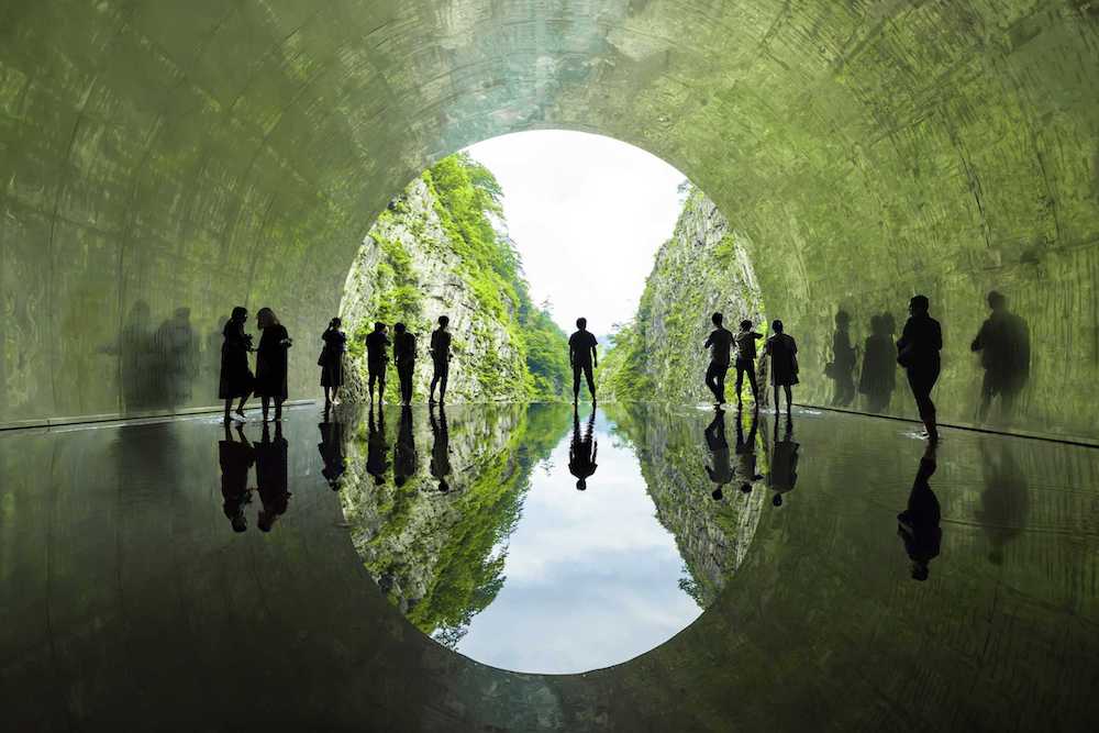 In 2018, during the 7th Echigo-Tsumari Earth Art Festival, the work "Tunnel of Light" designed by Chinese architect Ma Yansong and his firm in the Chongjin Gorge Tunnel became the topic of the year. The work attracted more than 80,000 visitors. The work uses stainless steel to reflect the natural beauty of the valley on the water surface of the tunnel floor, forming a dreamy and beautiful reflection. Echigo-Tsumari Earth Art Festival official website map