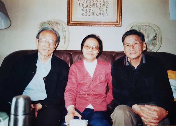 A group photo with his wife Wang Huizhen and friend Shen Zhu.