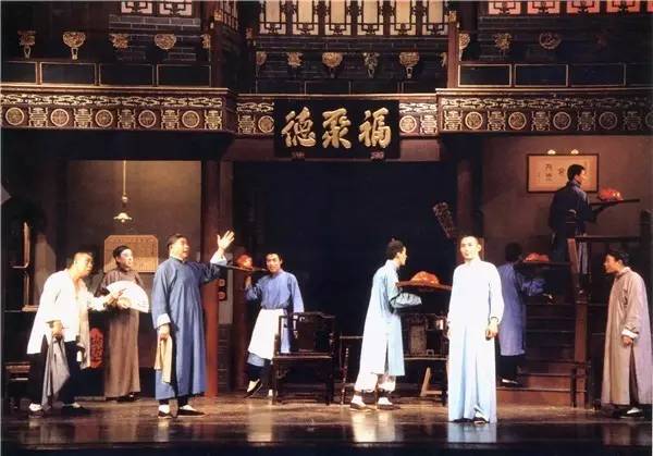 A still from the 1988 edition of "The First Floor in the World", Lin Liankun (the one who raised his hand before) played the role of Chang Gui, the grandfather who was good at ushering and sending