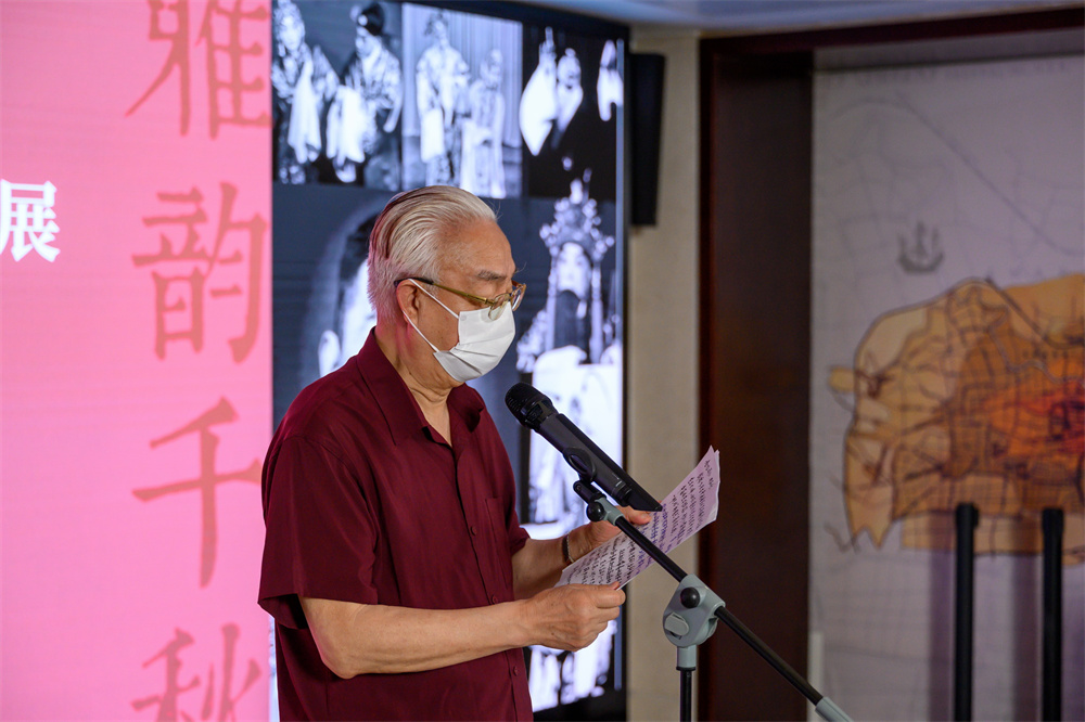 Kunqu Opera artist Cai Zhengren delivered a speech on behalf of Mr. Yu's disciples.