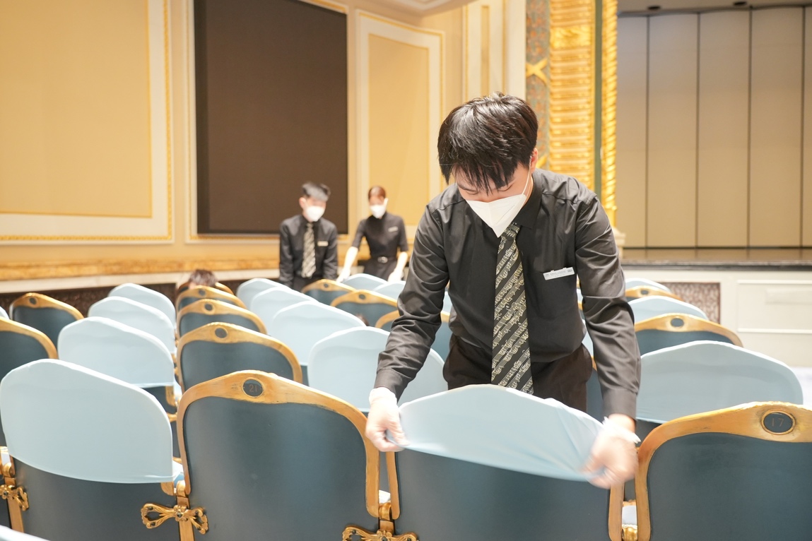 The Shanghai Concert Hall concierge covers the auditorium with isolation seat covers