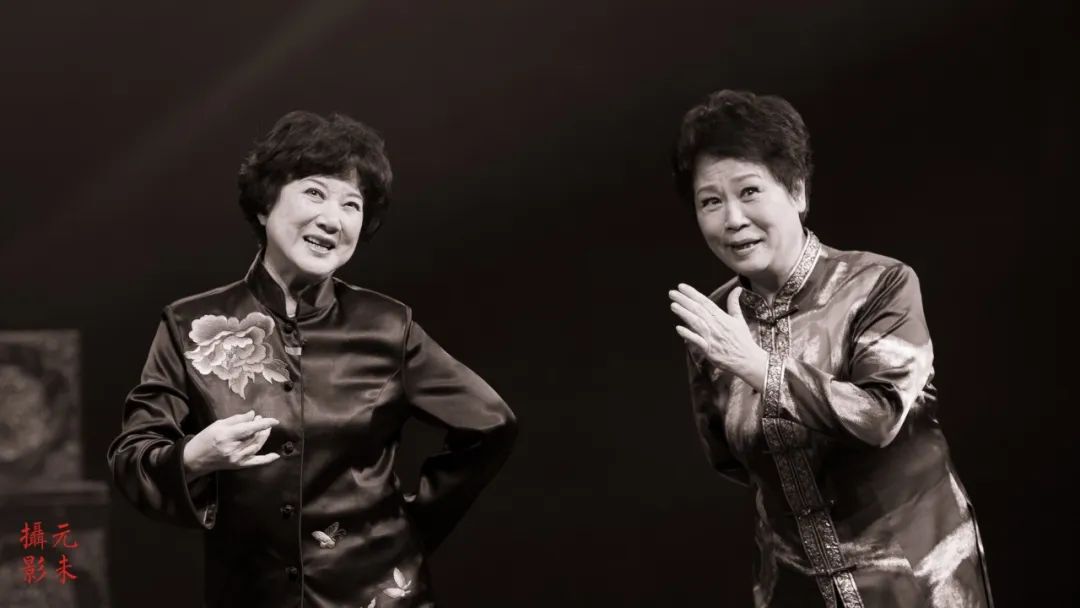 Two teachers at the Kunming University Class of Artists' 60th Anniversary Commemorative Session, 2014.5