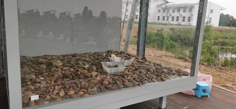The outdoor sunshine exhibition hall displays the stone tools of the Guanzhou site dating from 7500 to 8000 years ago