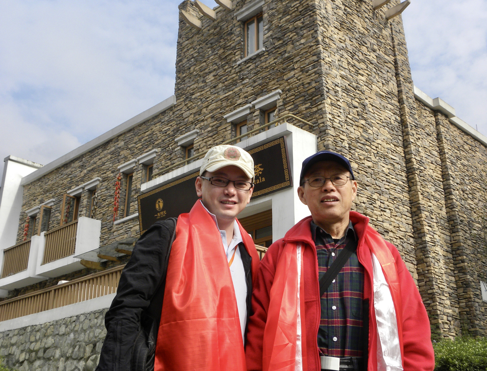 On September 24, 2011, Ishikawa (left) took a group photo with Liu Zifeng during a return visit to the Shanghai-aided project in Yingxiu.