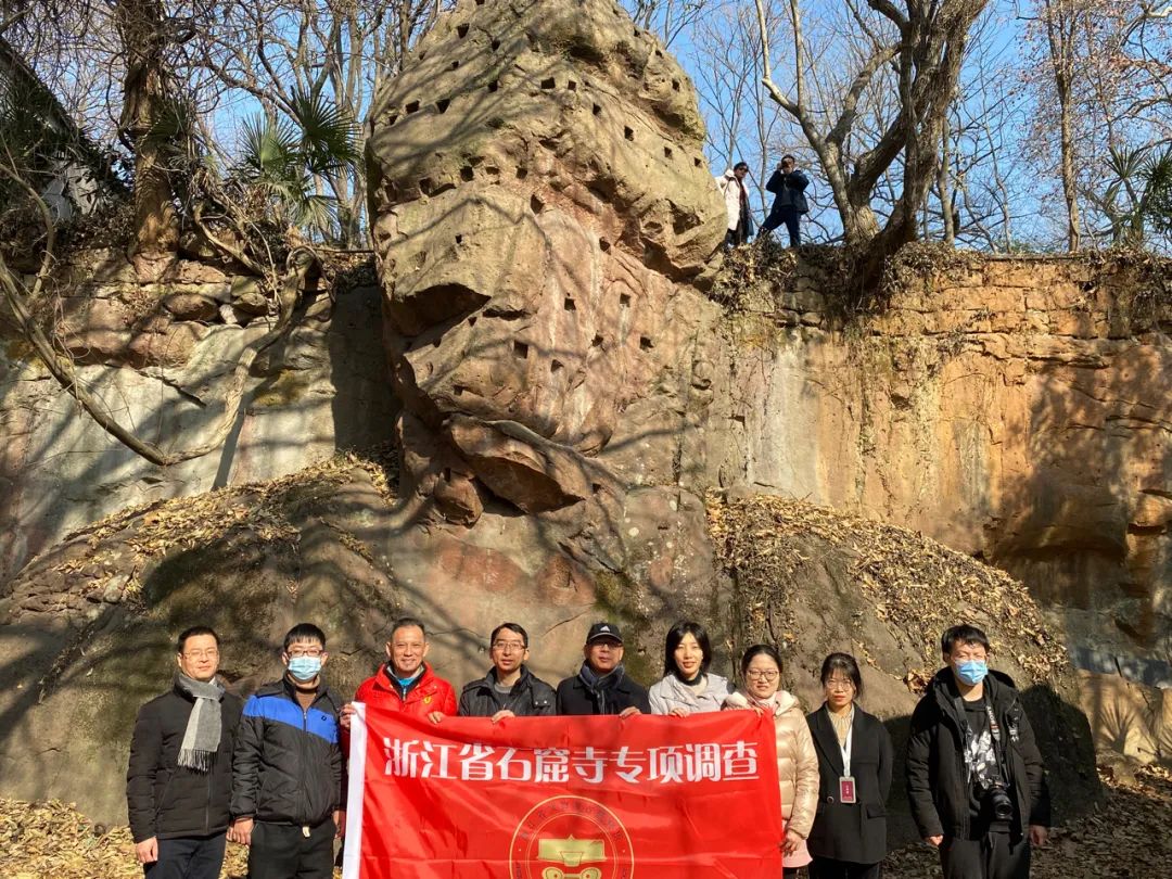 Group photo of the investigation team in front of the statue of the Great Buddha Temple in Baotou Mountain during the "Special Investigation of Zhejiang Grotto Temples" in 2021