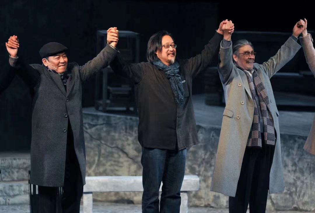 Lan Lanye (right) and Li Liqun (left) and director Lai Shengchuan (middle) made a curtain call together.