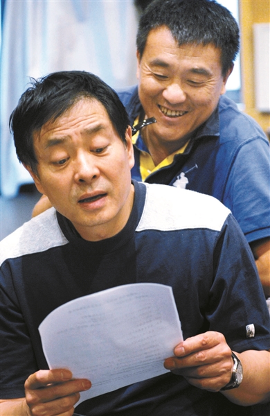 Pu Cunxin and He Bing at the rehearsal of "Swan Song" and "On the Harm of Tobacco"