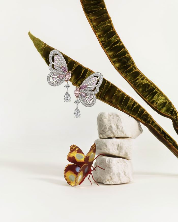 De Beers brand spokesperson Cai Xukun interprets the butterfly series