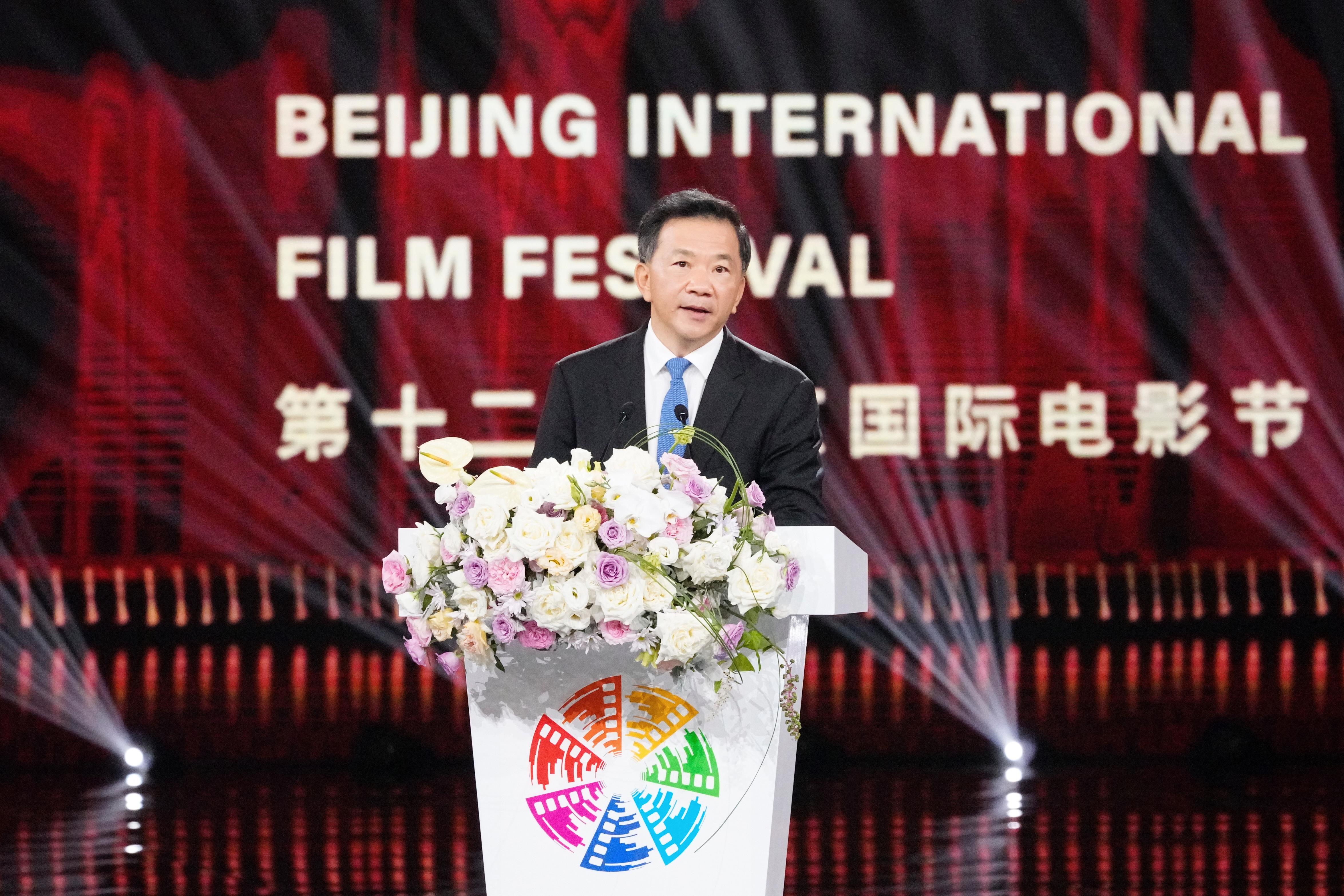 Shen Haixiong, Vice Minister of the Propaganda Department of the CPC Central Committee, Director of the Central Radio and Television Station, and Chairman of the Organizing Committee of the 12th Beijing International Film Festival, delivered a speech and announced the opening