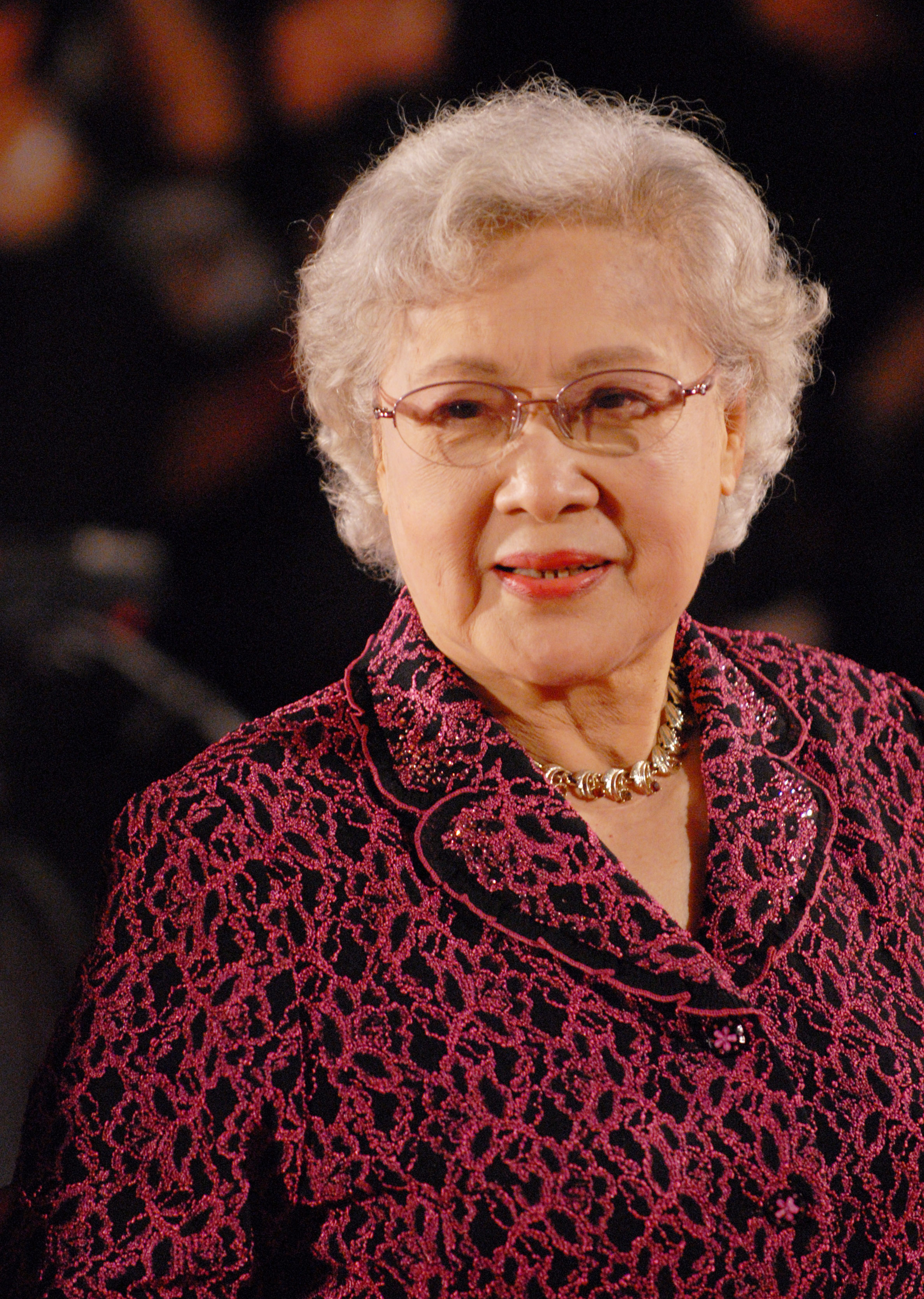 On June 14, 2008, in Shanghai, Qin Yi greeted the audience at the opening ceremony of the Shanghai International Film Festival. Visual China Data Map