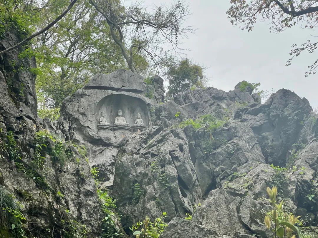 Statues of the Three Western Saints in Niche No. 2 of Feilai Peak, Wuyue Kingdom