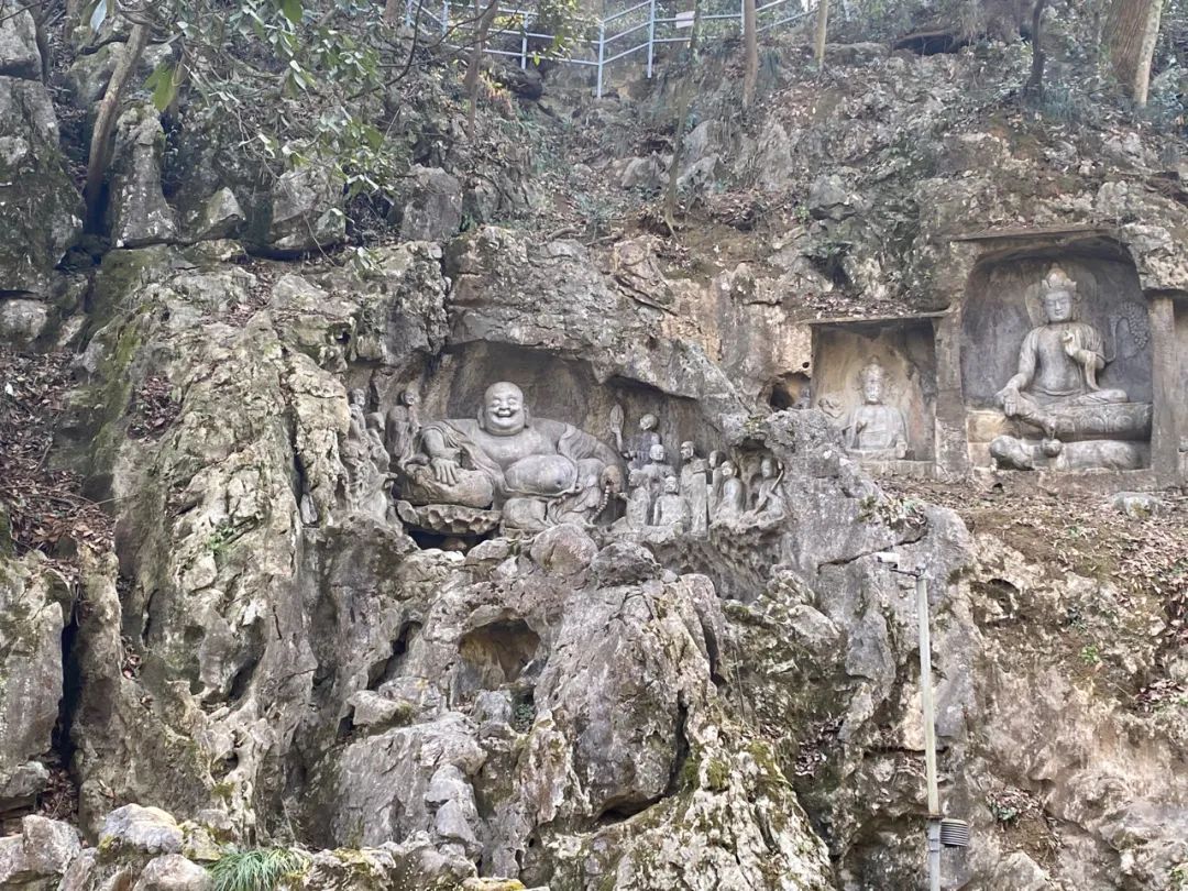 The relationship between the 68th niche in the Yuan Dynasty on Feilai Peak, "The Cloth Bag Monk and the Eighteen Arhats", the surrounding statues and the mountain