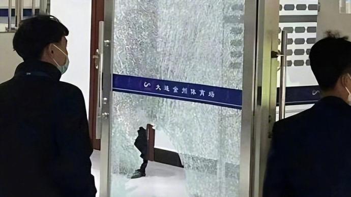The Chinese Super League got 9 red cards in two rounds, and international Xu Xin was punished by the team for breaking the glass on the court