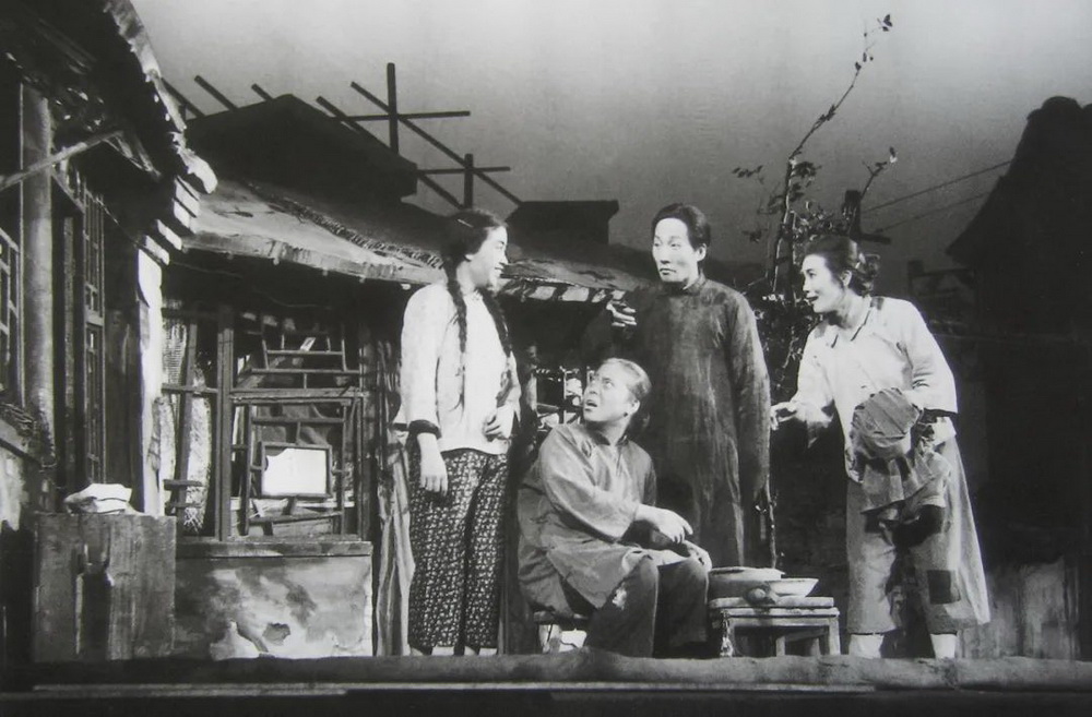 Stills from the old version of "Dragon Beard Ditch", so Zhi (second from right) plays Cheng Lunzi, photo courtesy of Beijing Renyi Drama Museum