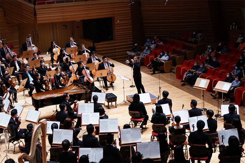 Post-90s Conductor Rising Stars Lead the Shanghai Symphony Orchestra